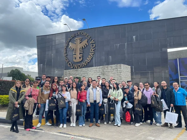 Estudiantes de Ingeniería Mecatrónica visitan Licores de Cundinamarca