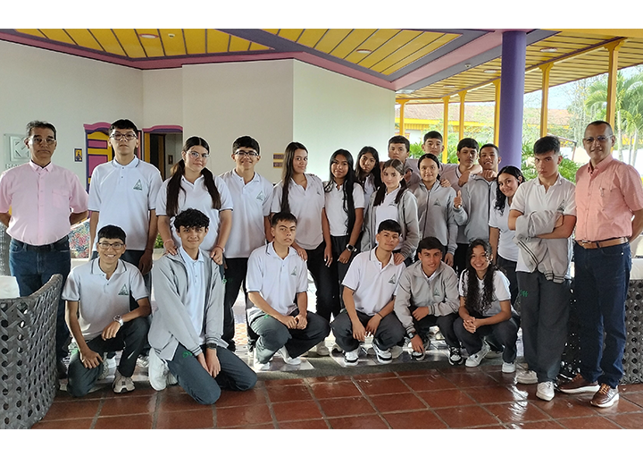 "Estudiantes del grado 11 de la Institución Educativa Segundo Henao de Calarcá en una salida académica al Hotel Mocawa Resort en La Tebaida, Quindío.