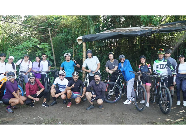 Miembros de la comunidad EAM en un ciclopaseo disfrutando de los paisajes del Quindío durante una jornada de bienestar y esparcimiento.