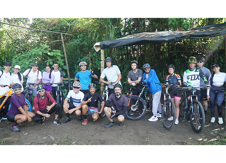 Miembros de la comunidad EAM en un ciclopaseo disfrutando de los paisajes del Quindío durante una jornada de bienestar y esparcimiento.