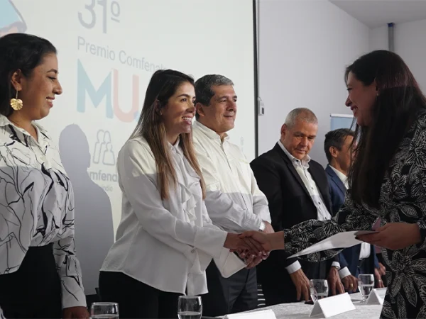 Entrega diplomas Premio Comfenalco a la Mujer
