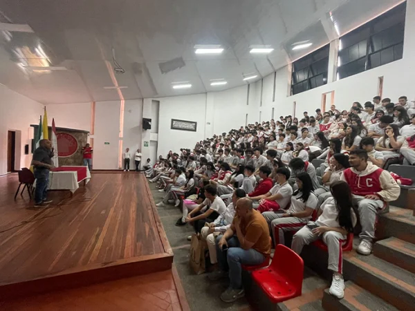 EAM abre puertas a estudiantes del CASD