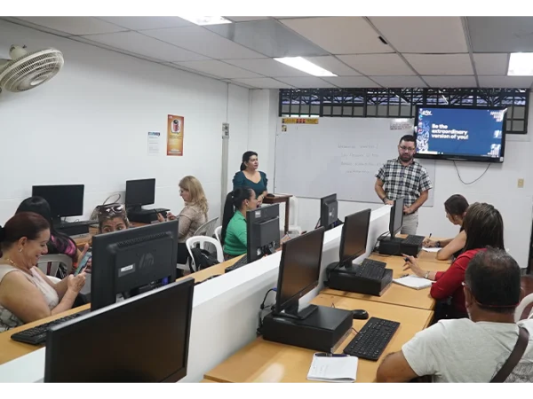 Escuela de Padres dio inicio