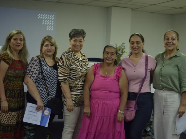 Escuela de padres, gradúa 64 acudientes