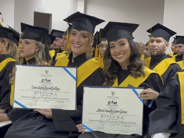 122 profesionales universitarios y tecnólogos EAM se graduaron