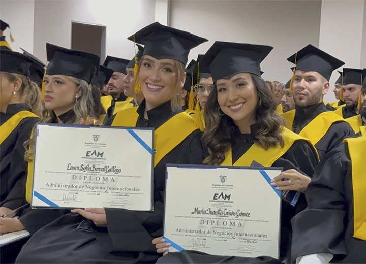 122 profesionales universitarios y tecnólogos EAM se graduaron