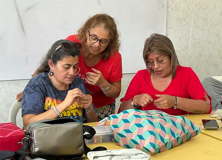 Cierre de Escuela de Padres con exhibición de bisutería y arte huichol