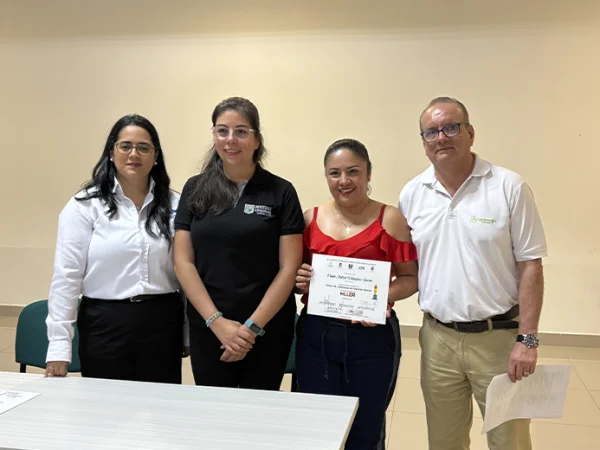 foto premio mujer Comfenalco 2024