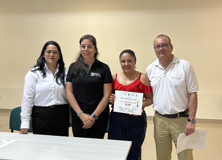 foto premio mujer Comfenalco 2024
